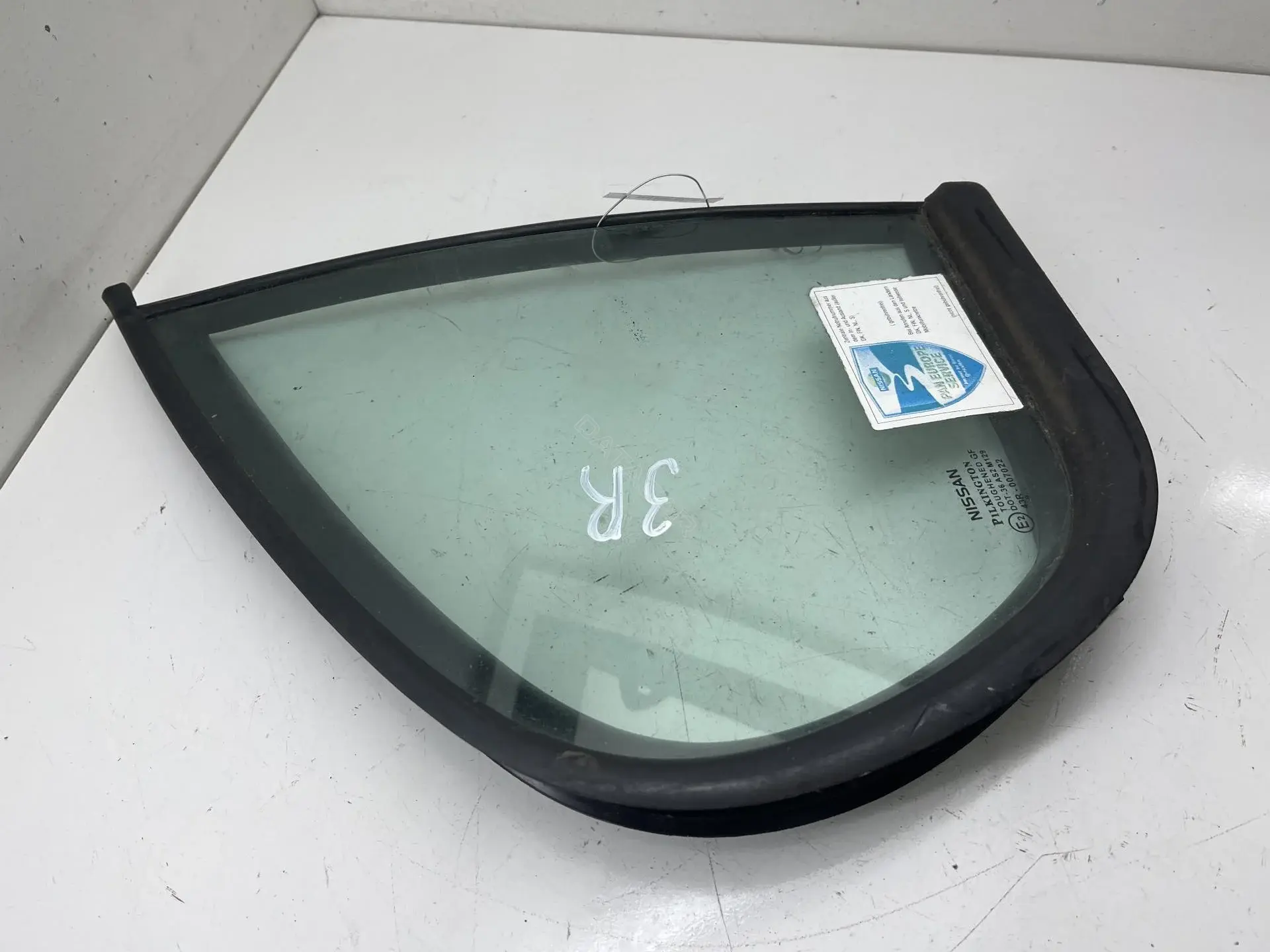 Форточка задняя правая 54879073