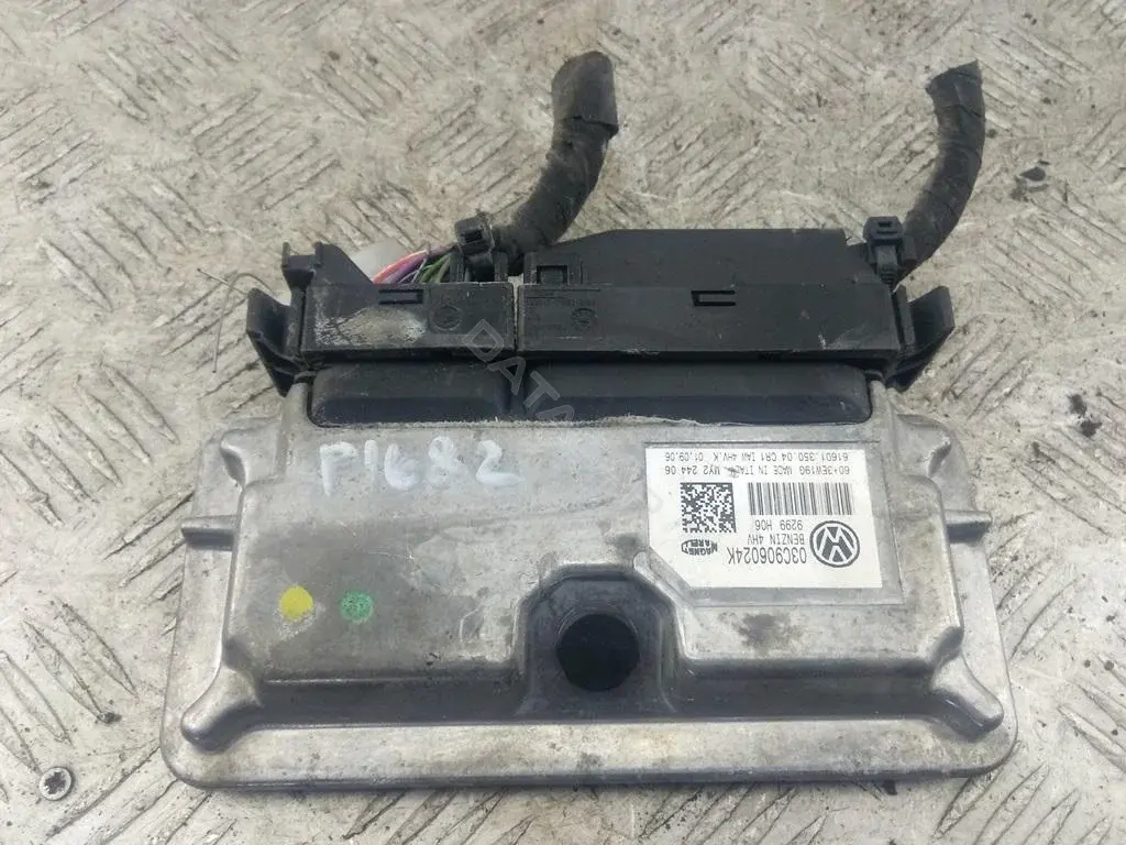 Блок управления двигателем 03C906024K