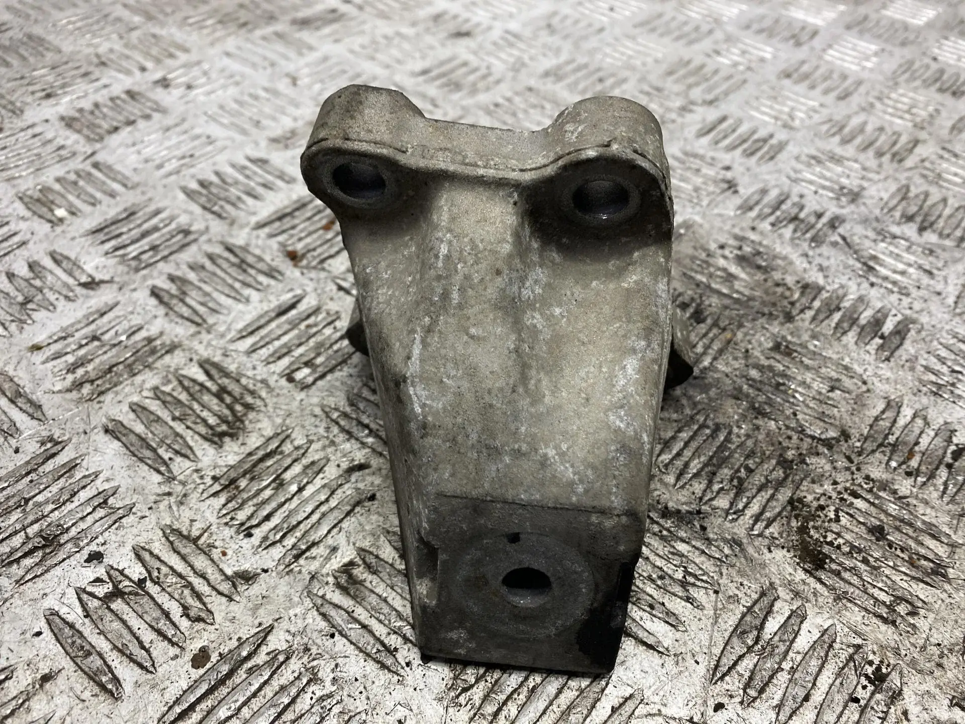 Подушка двигателя (Опора) 4F0199307L