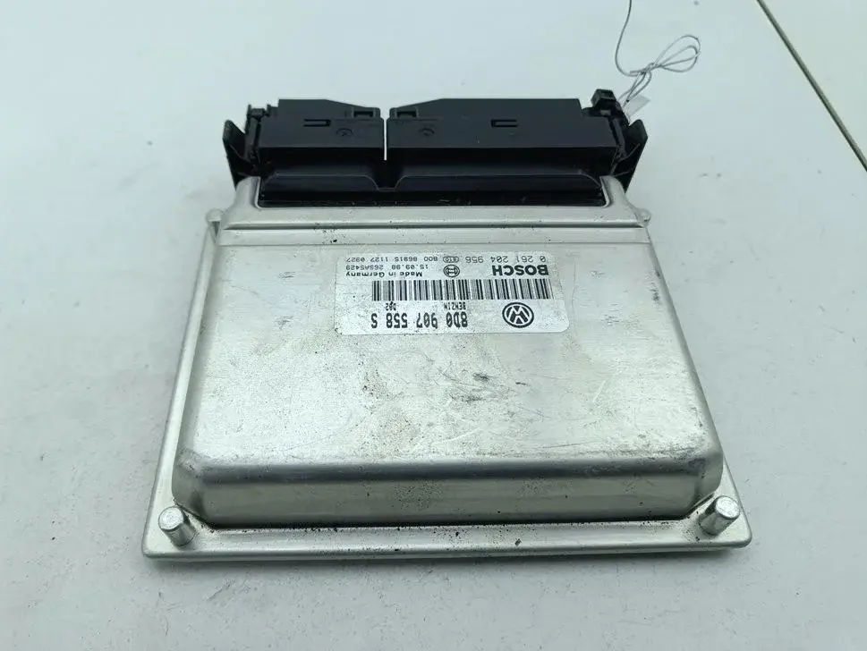 Блок управления двигателем 8D0907558S