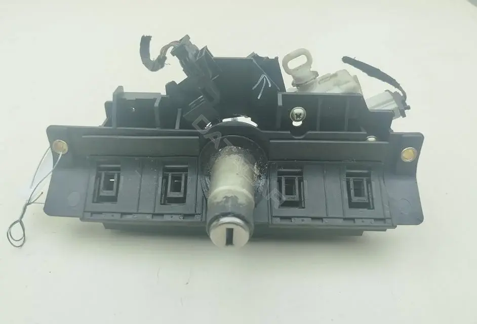 Ручка крышки багажника 8D9827565