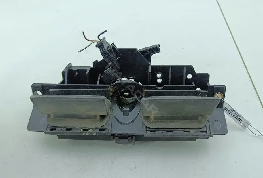 Ручка крышки багажника 8D9827565