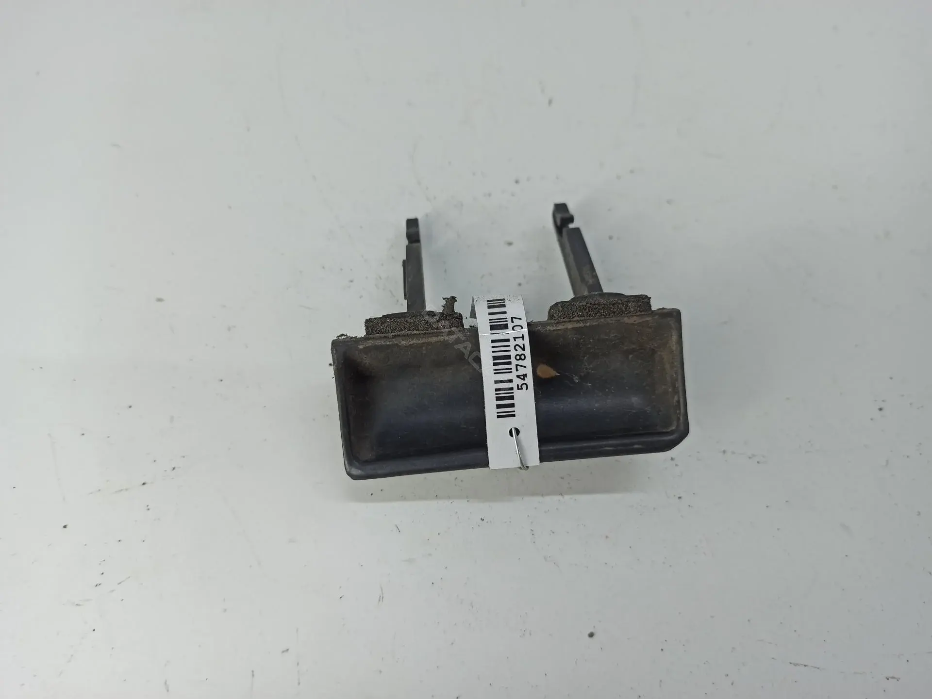 Ручка крышки багажника 8D9827778