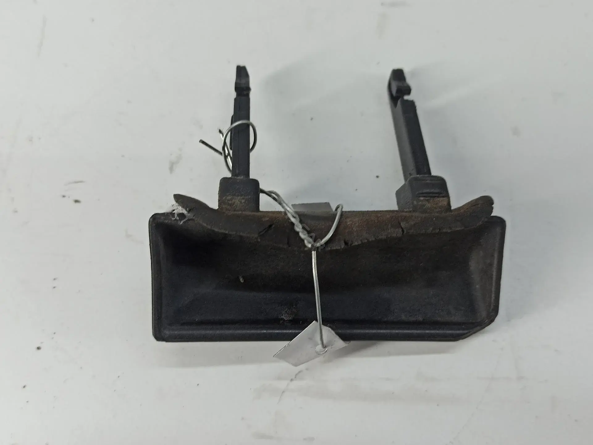 Ручка крышки багажника 8D9827778B