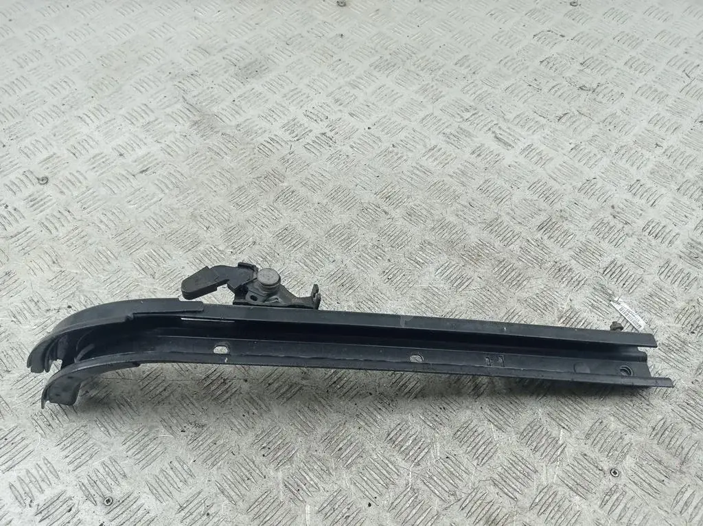 Направляющая сдвижной двери 1840425 / AV11-R25004-AE
