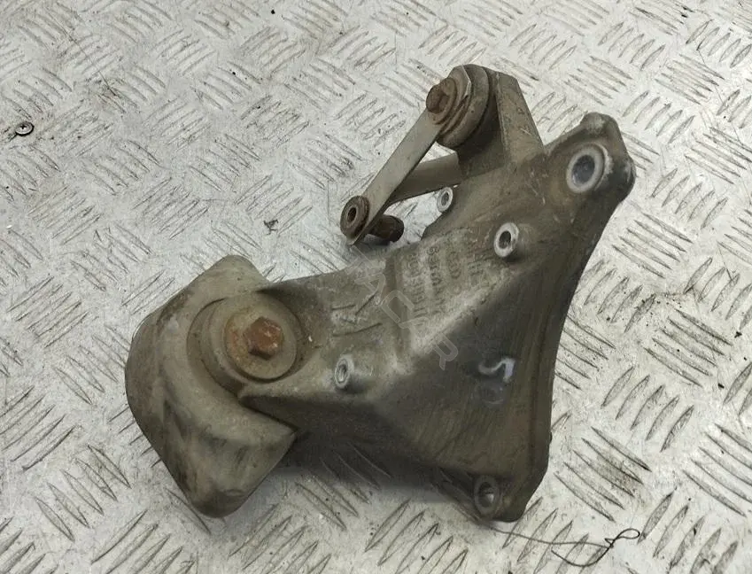 Подушка КПП 8D0309114S