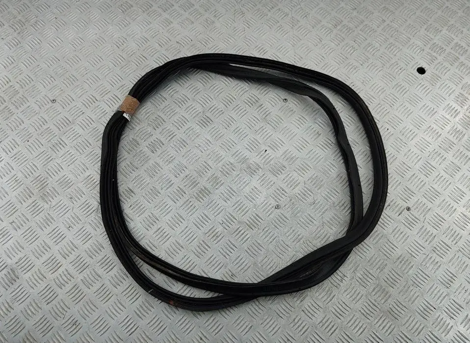 Уплотнитель багажника 5NA827705