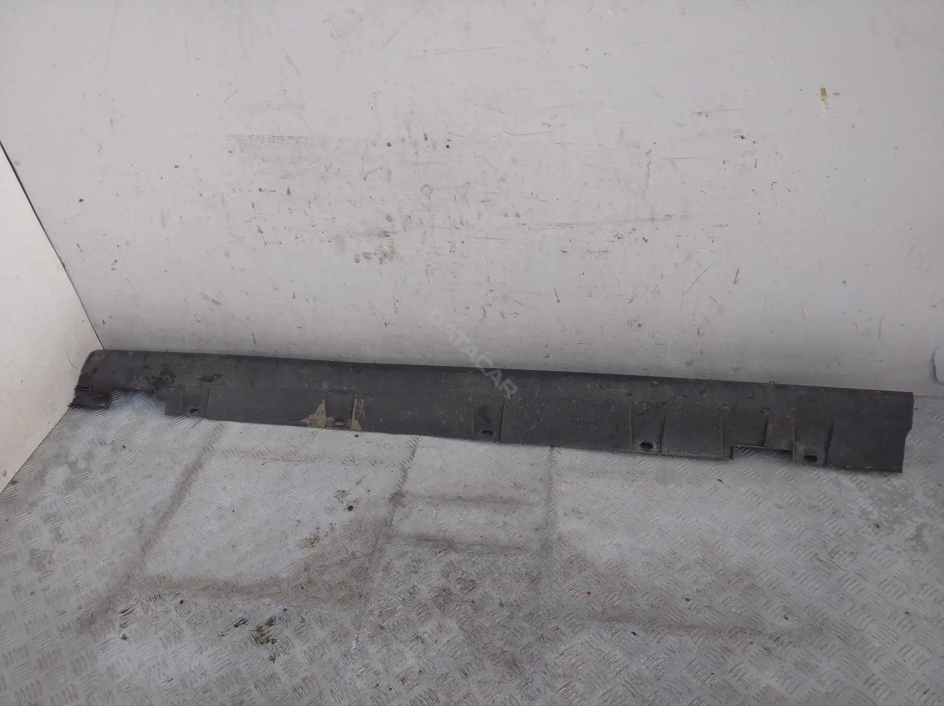 Накладка на порог AV11-R10154-AB