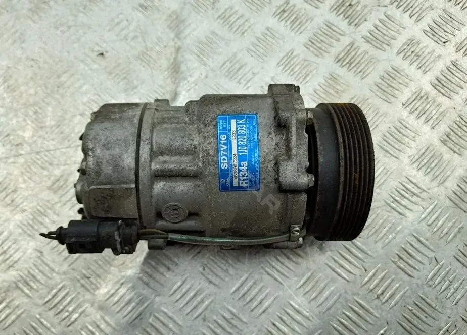 Компрессор кондиционера 1J0820803K