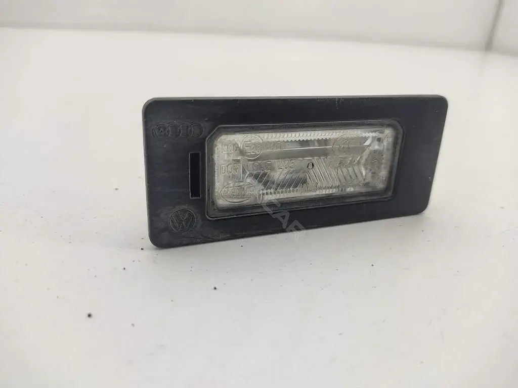 Фонарь подсветки номерного знака 8T0943021