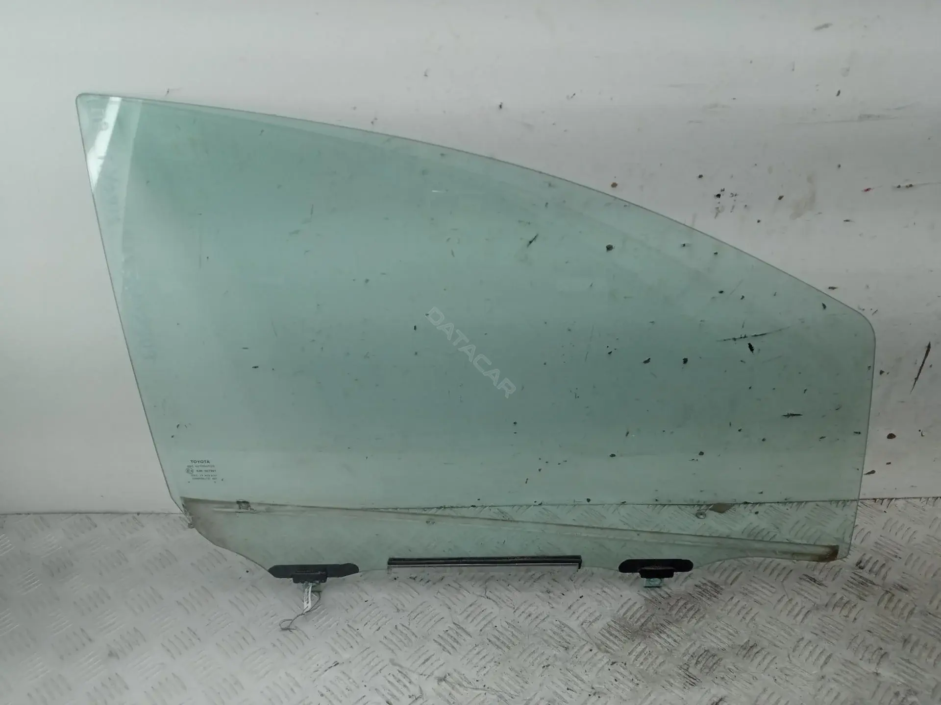 Стекло двери 68110-0D072