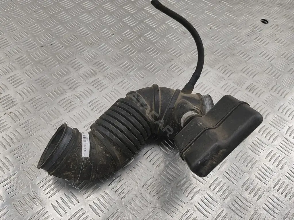 Патрубок воздушный MR235320