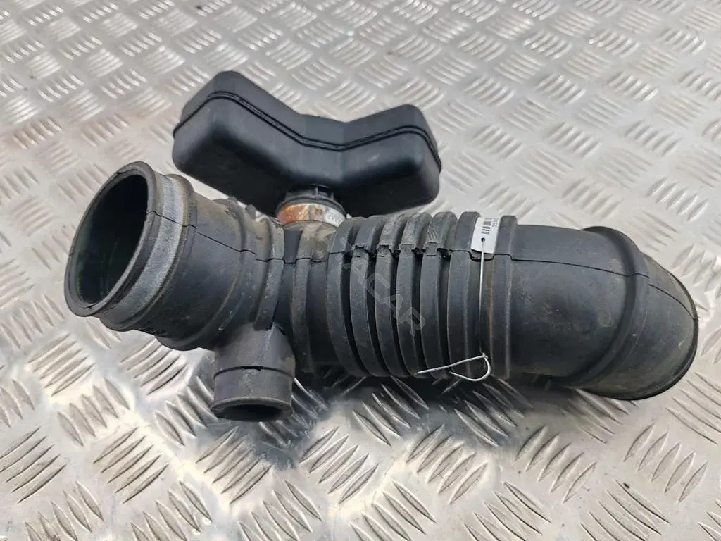 Патрубок воздушный MR481007