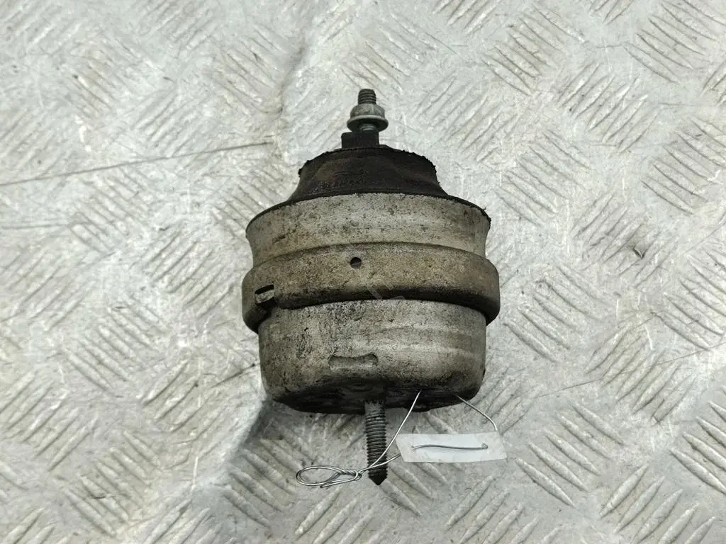 Подушка двигателя (Опора) 8D0199379G