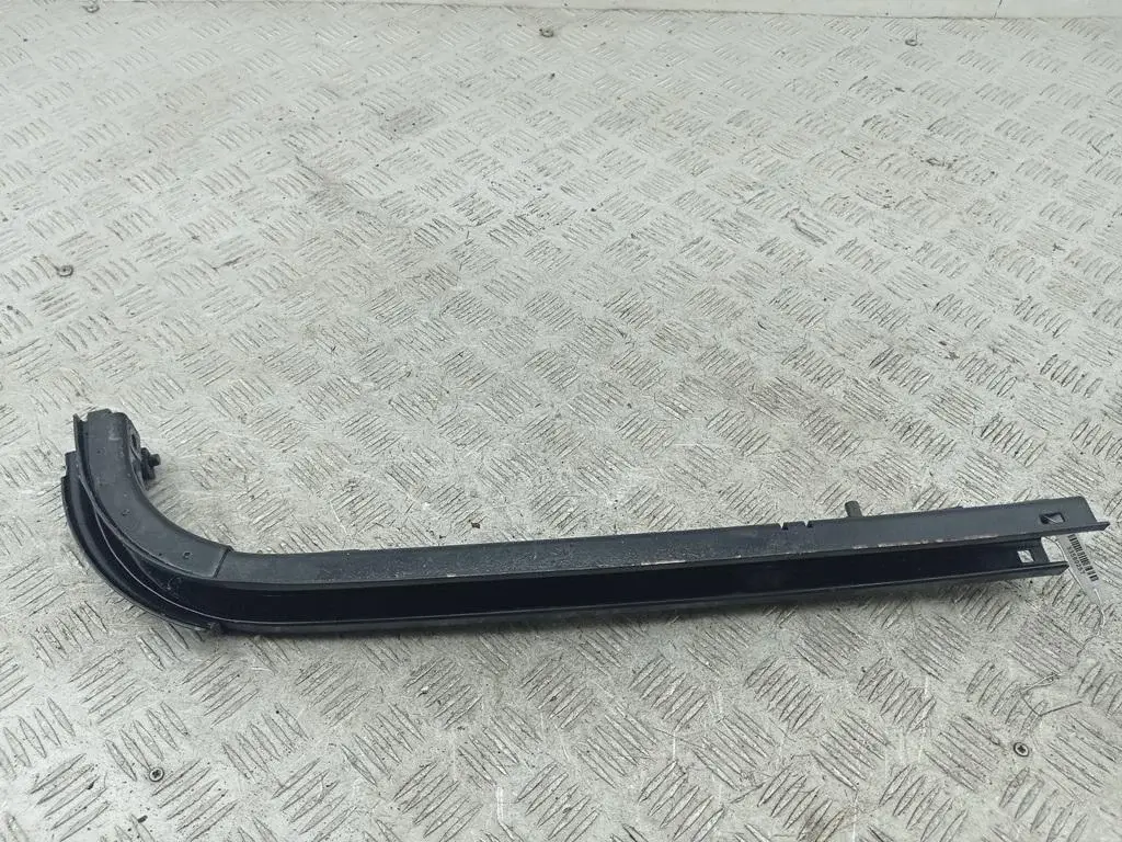 Направляющая сдвижной двери 1840426 / AV11-R25005-AE