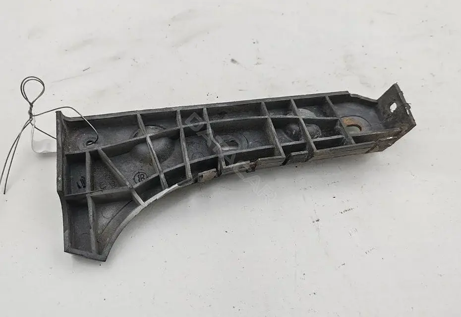 Кронштейн-направляющая бампера 4B0807284B
