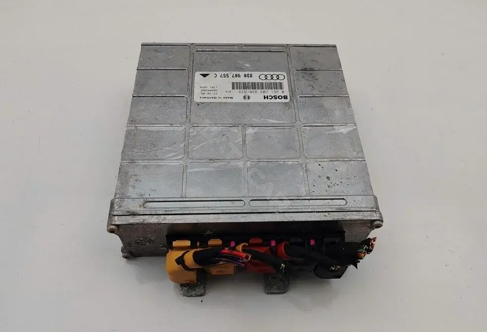 Блок управления двигателем 8D0907557C