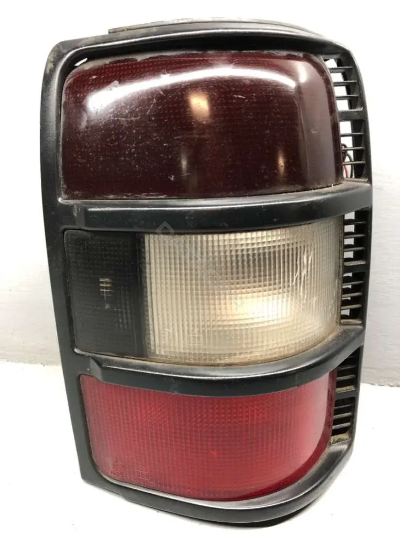 Задние фонари 043-1540R, 8330A566, STANLEY