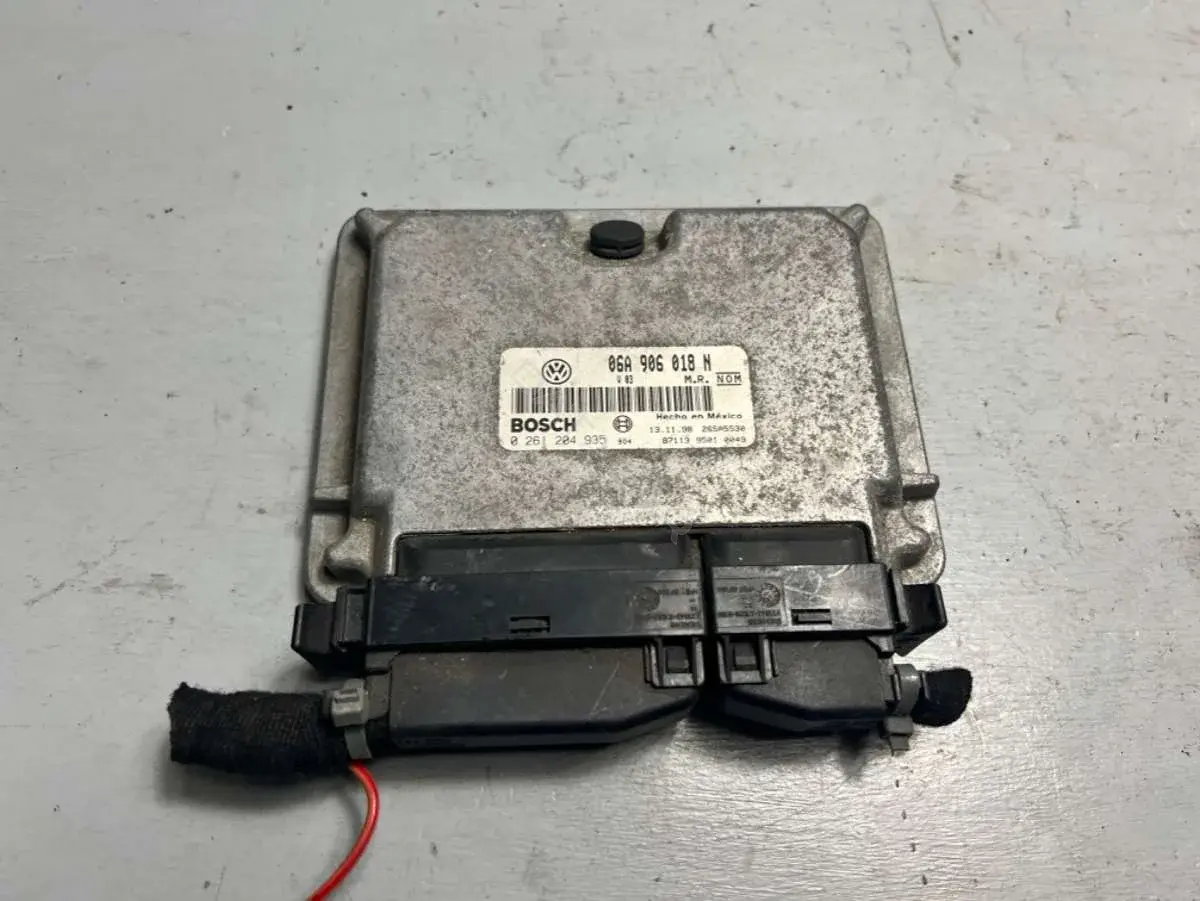 Блок управления двигателем 0261204935, 06A906018N, Bosch