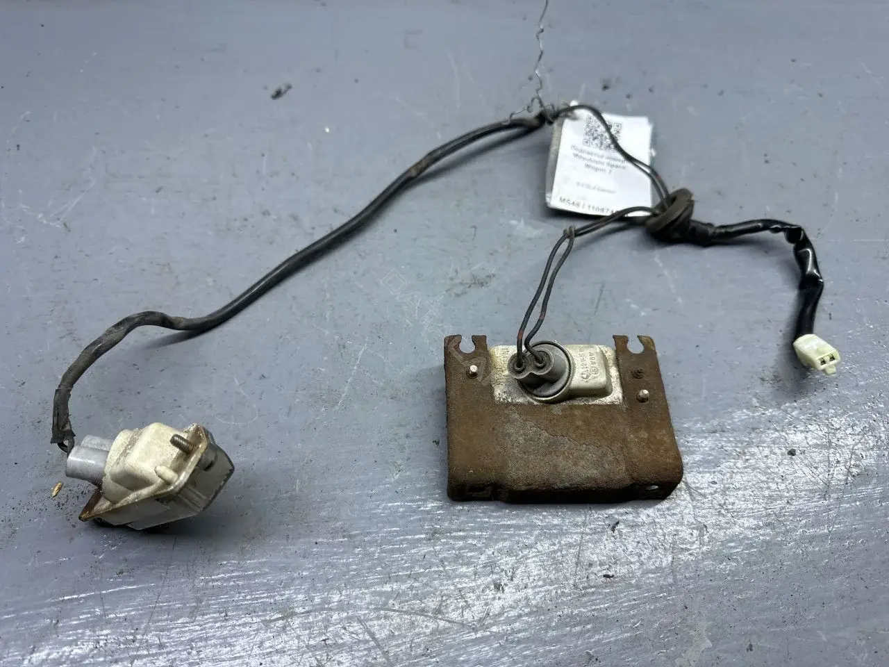 Фонарь подсветки номерного знака MR392474