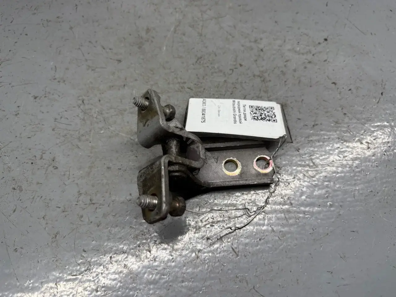 Петля двери MR292180