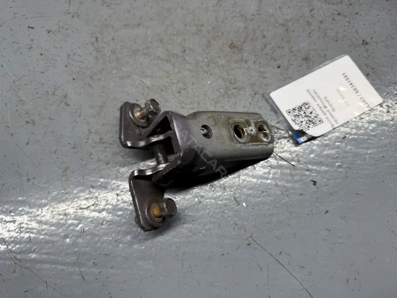 Петля двери MR292179