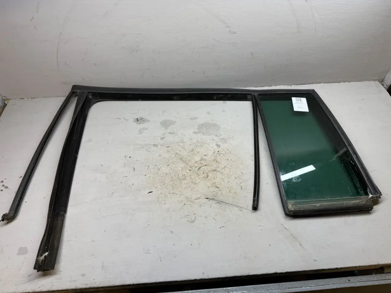 Стекло двери 1T0845025G