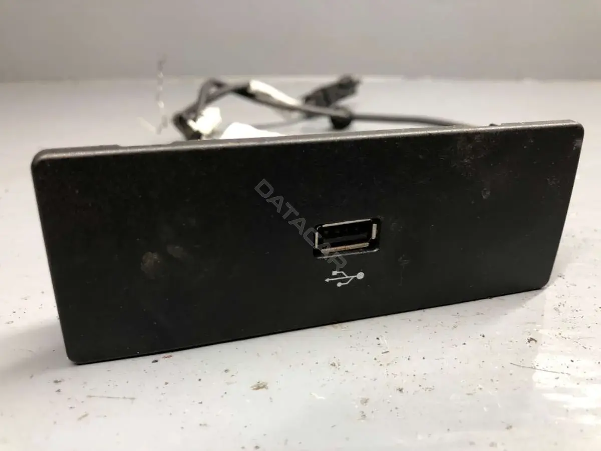 Разъем AUX / USB DS7T-14D202-DD