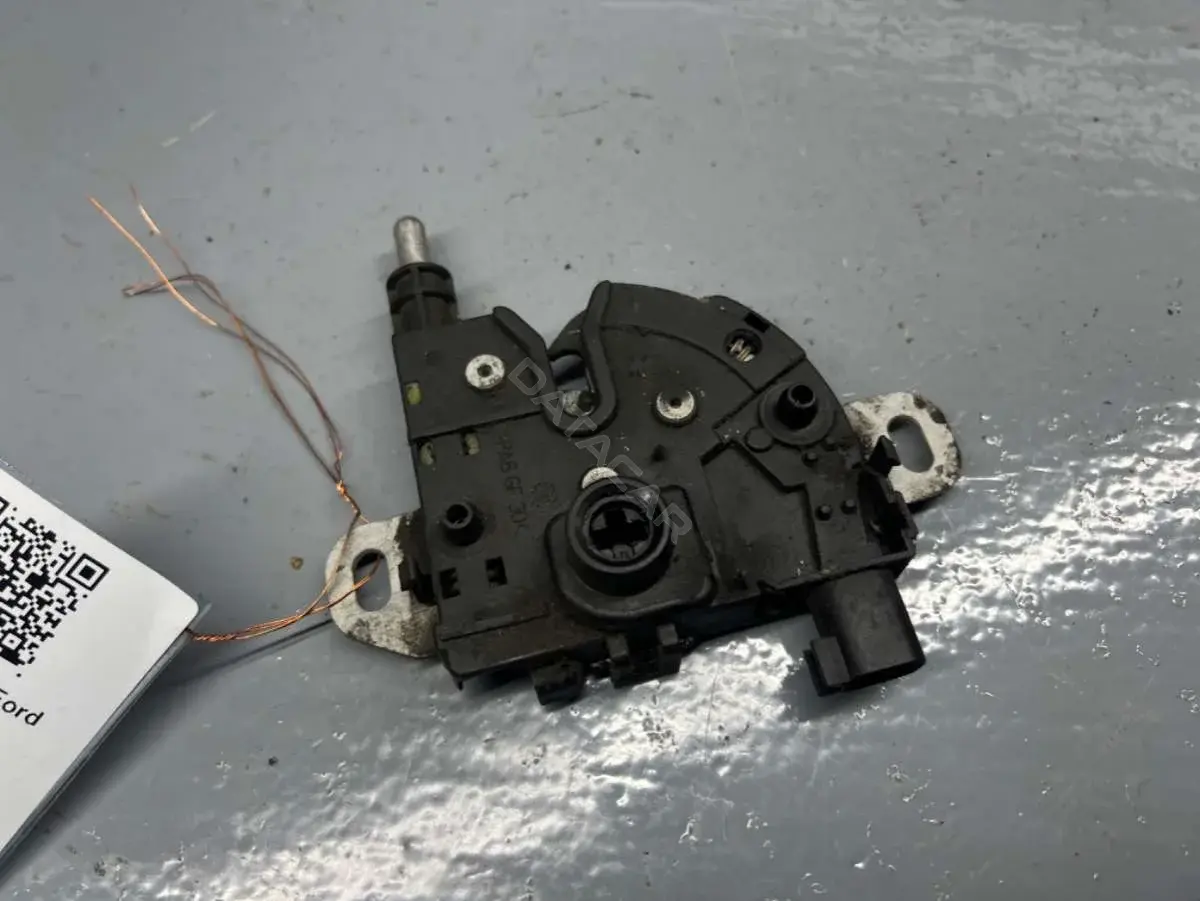 Замок капота 3M5116700-AC