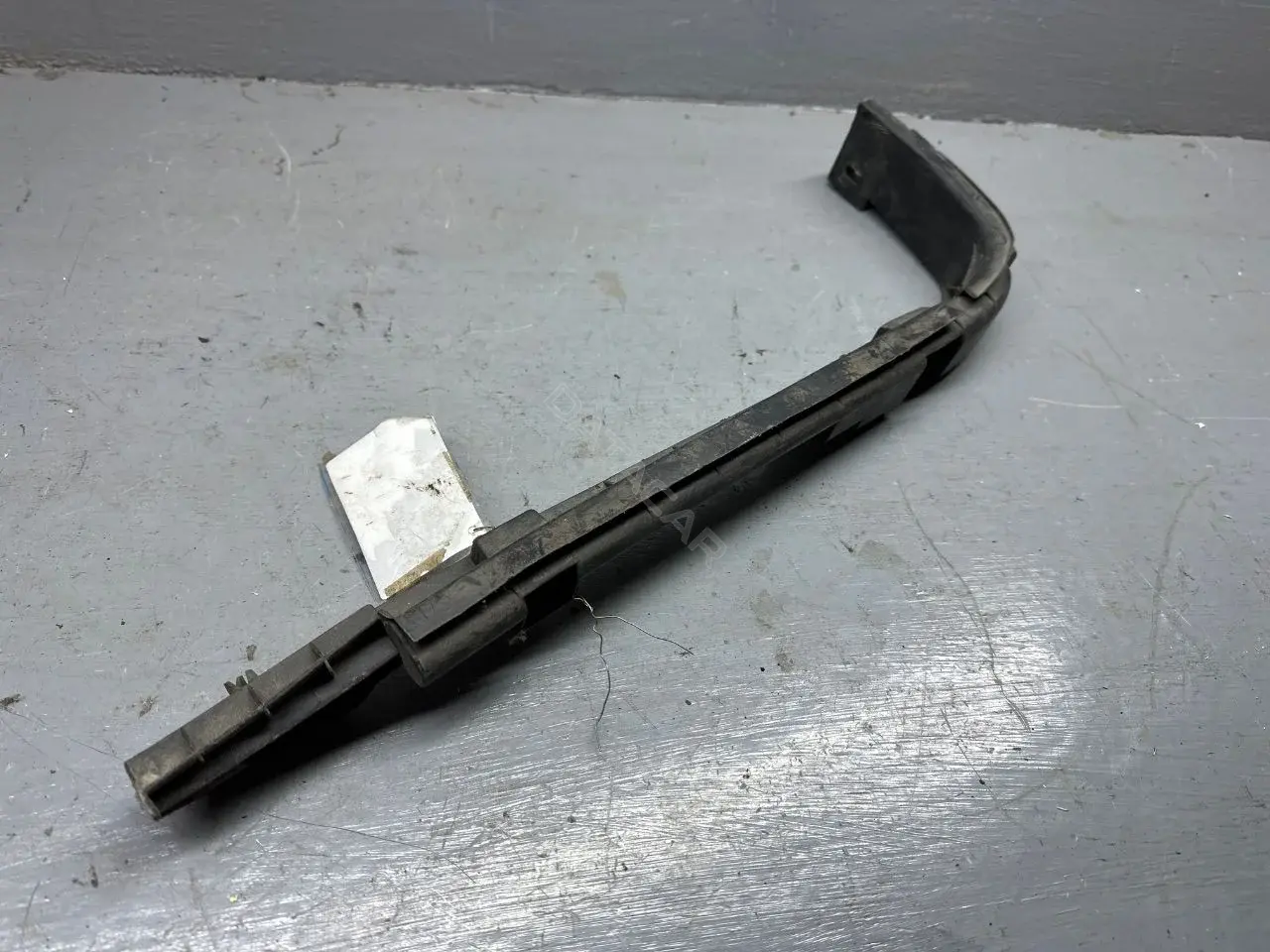 Кронштейн-направляющая бампера 7D0807393