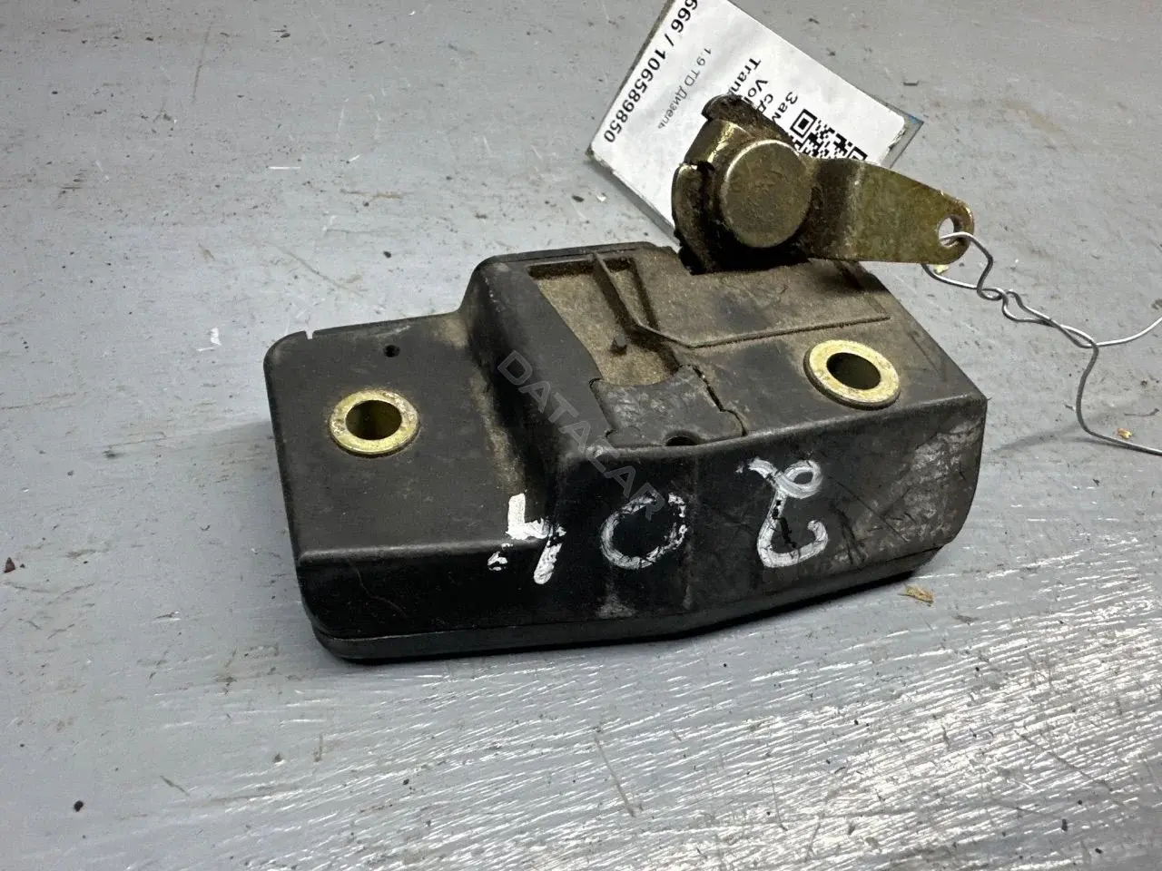 Замок двери 701843604D