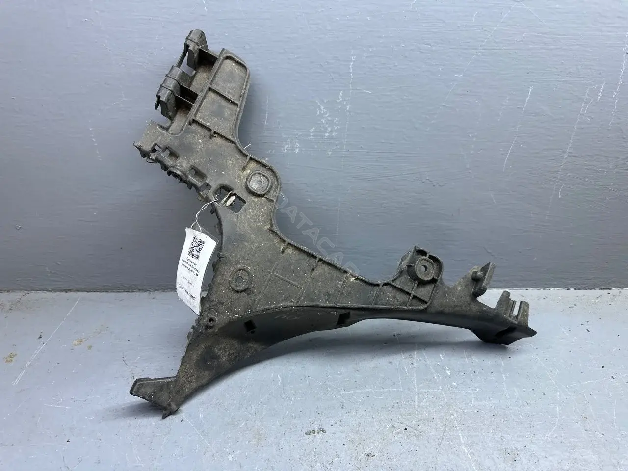 Кронштейн-направляющая бампера 8P3807378A