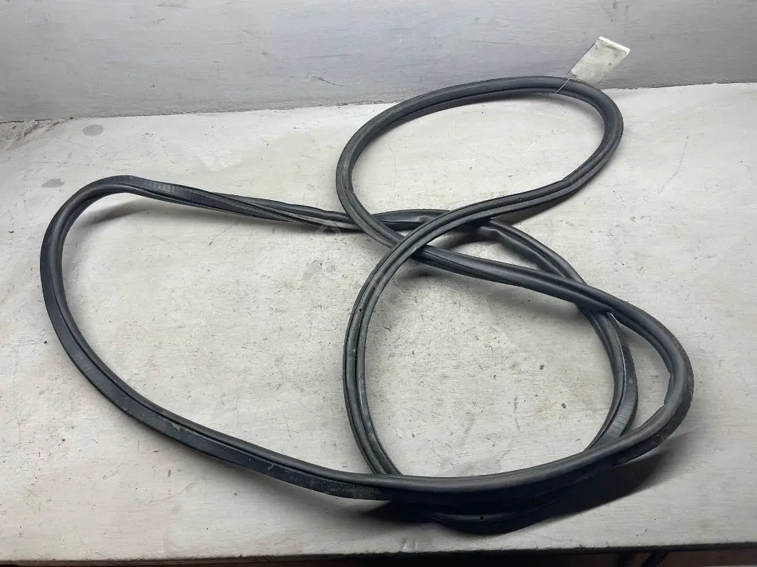 Уплотнитель багажника 3T5827705