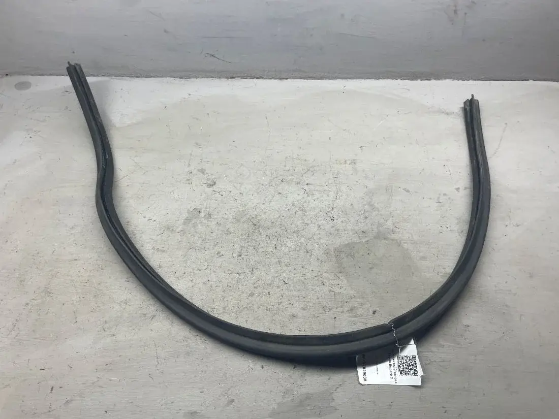 Уплотнитель капота 3T0867365