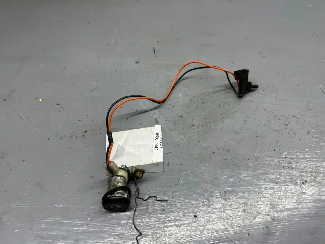 Личинка замка двери 12503692