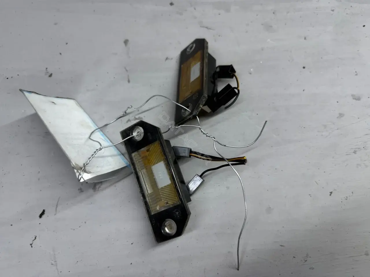 Фонарь подсветки номерного знака 3M5A-13550-A