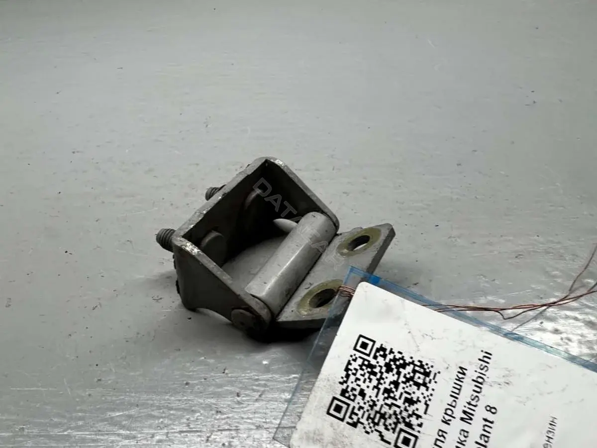 Петля крышки багажника MR101270