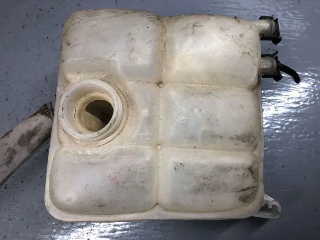 Расширительный бачок 8V61-8K218A, 8V61-8K218D, AV41-8K218D