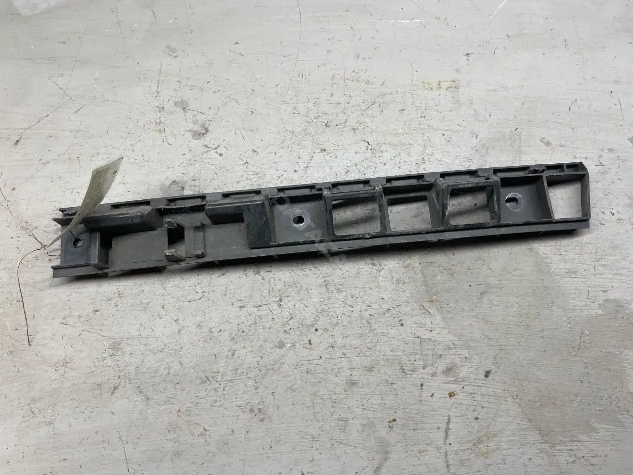 Кронштейн-направляющая бампера 3T5807864BA