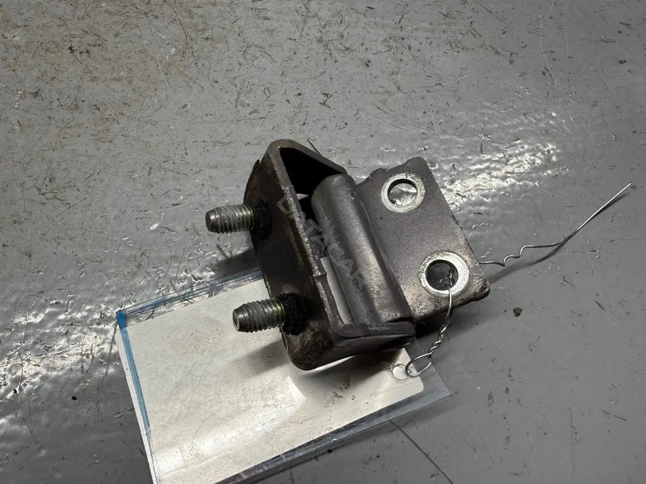 Петля крышки багажника MR987773