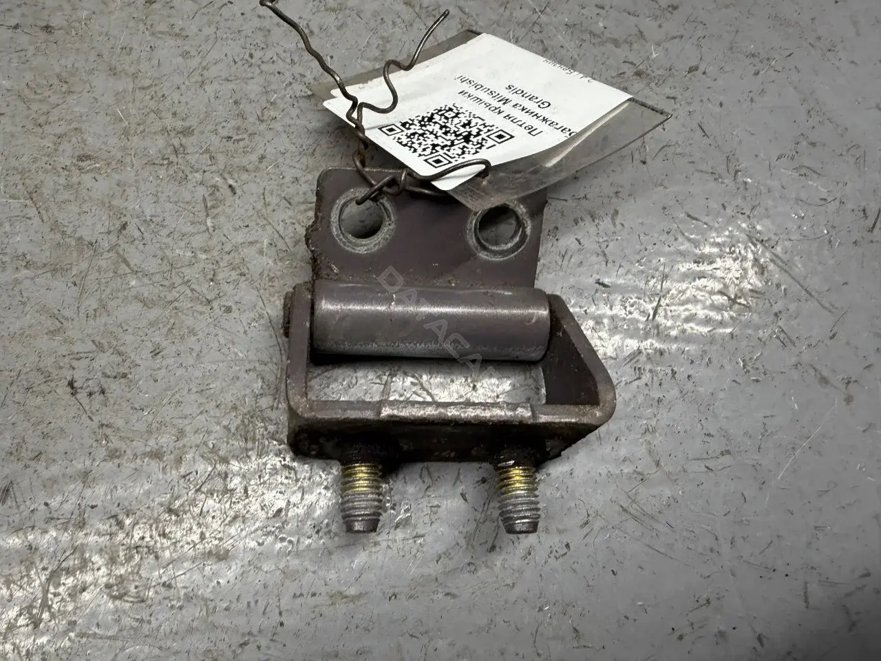 Петля крышки багажника MR987773