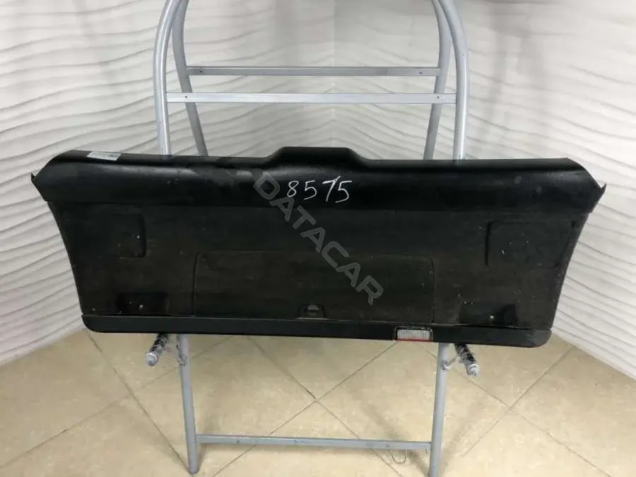 Обшивка крышки багажника 8E9867979B