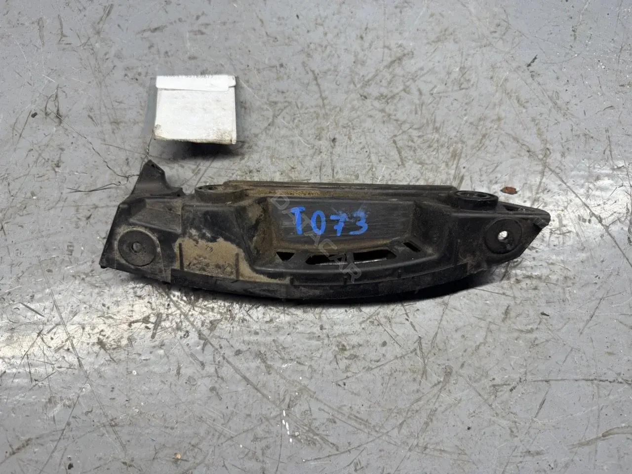 Кронштейн-направляющая бампера 1Z9807394