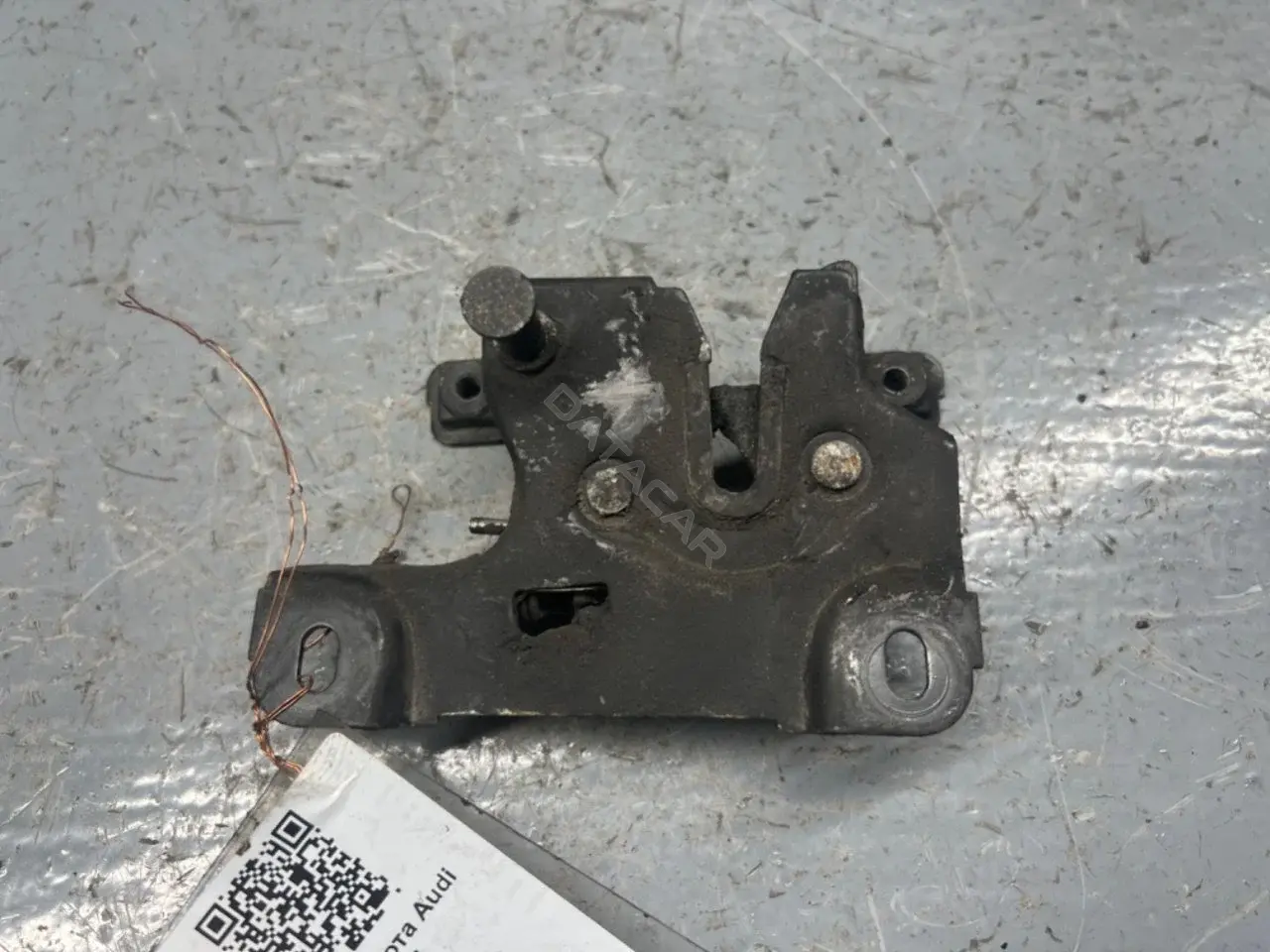 Замок капота 8D0823509E