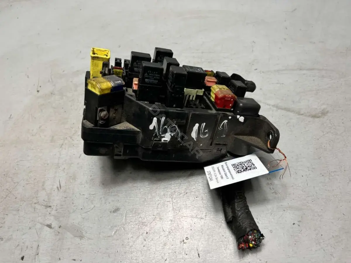 Блок предохранителей MR252886