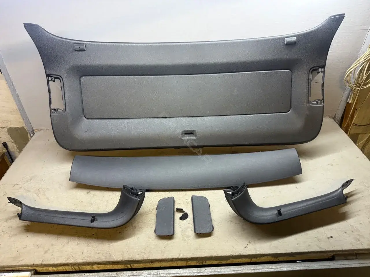 Обшивка крышки багажника 5N0867601A, 5N0867707B