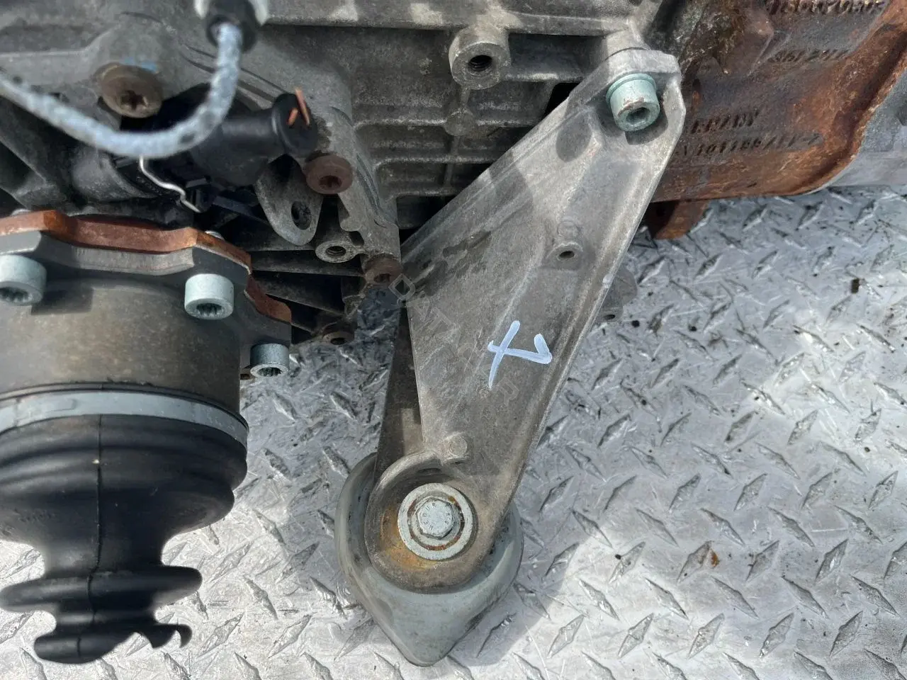 Кронштейн КПП 8D0399107S