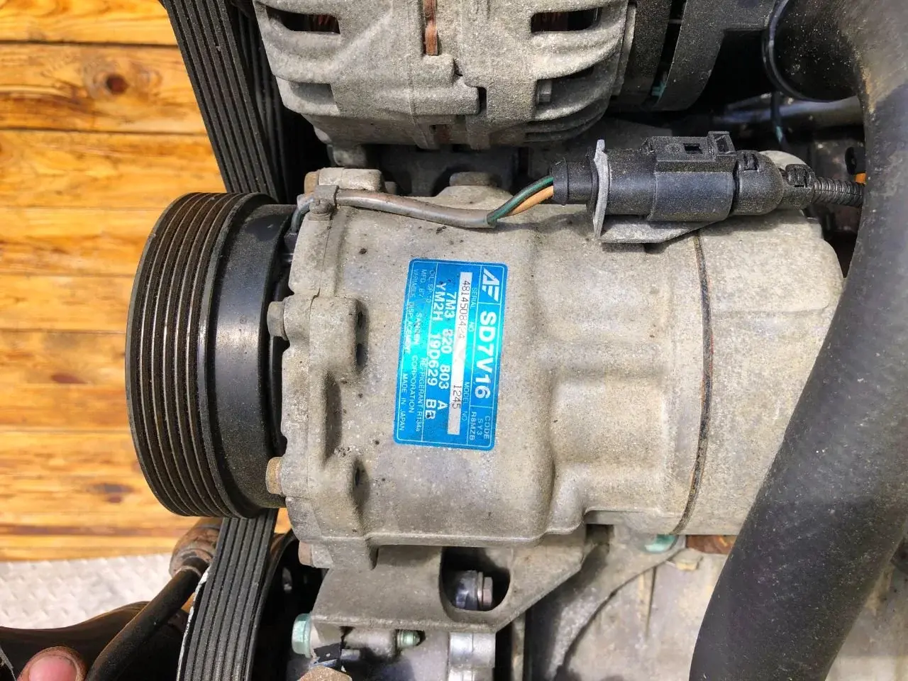 Компрессор кондиционера 7M3820803A
