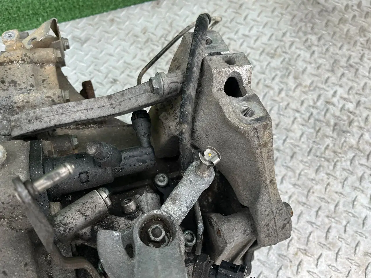 Кронштейн КПП 1K0199117AQ