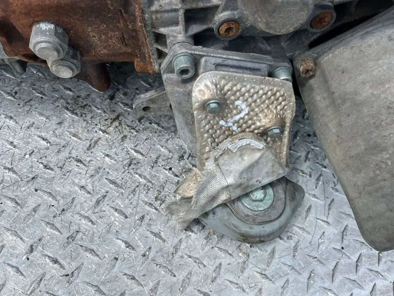 Кронштейн КПП 8D0399108AN